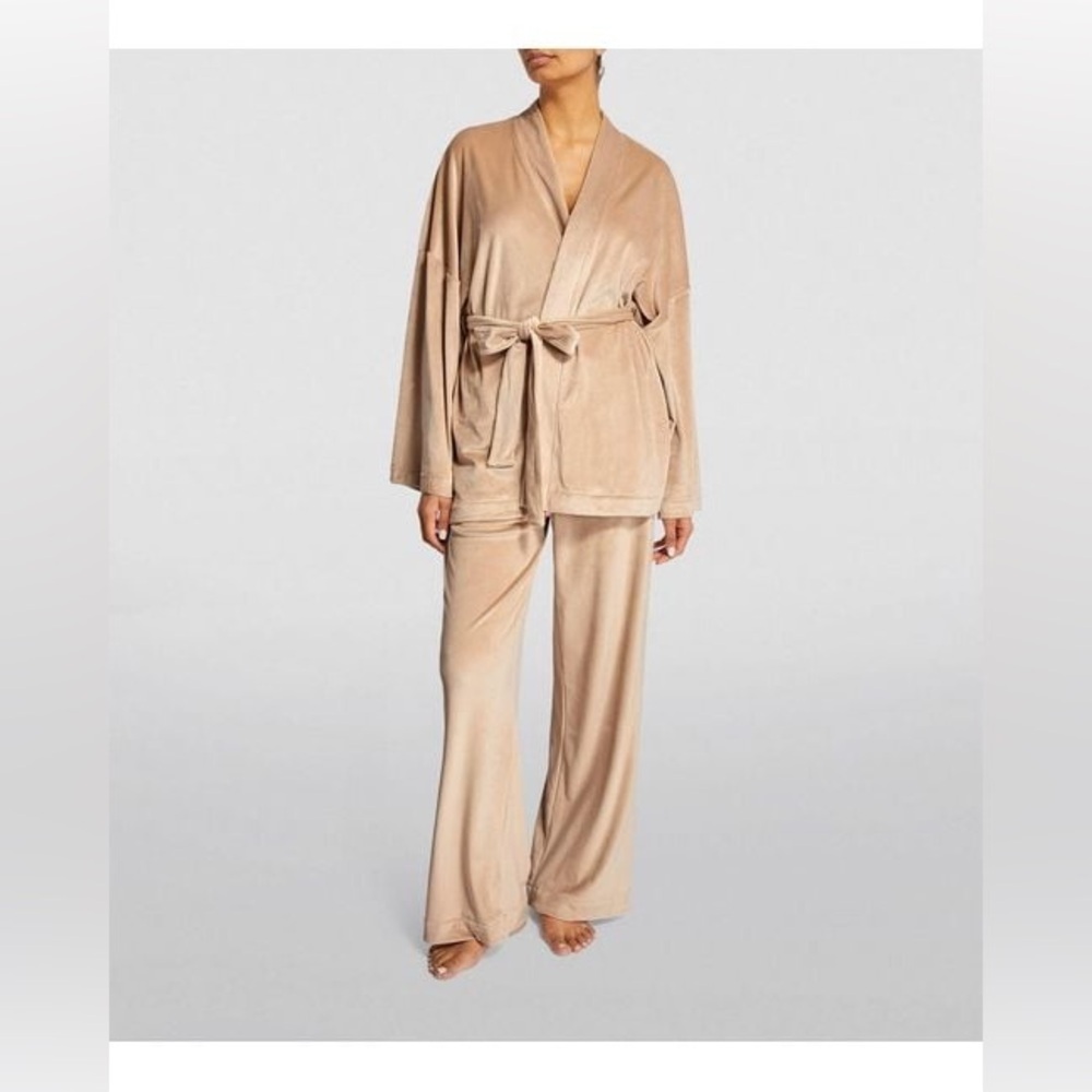 SKIMS
Women's Natural Velour Wrap Pajama Set